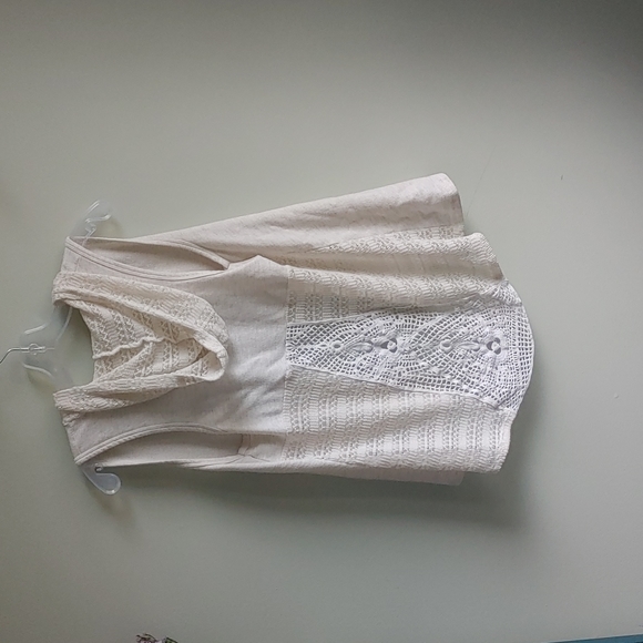 Daytrip. Women's Boho sleeveless crotcheted back Cardagian. Size large. - Picture 6 of 6